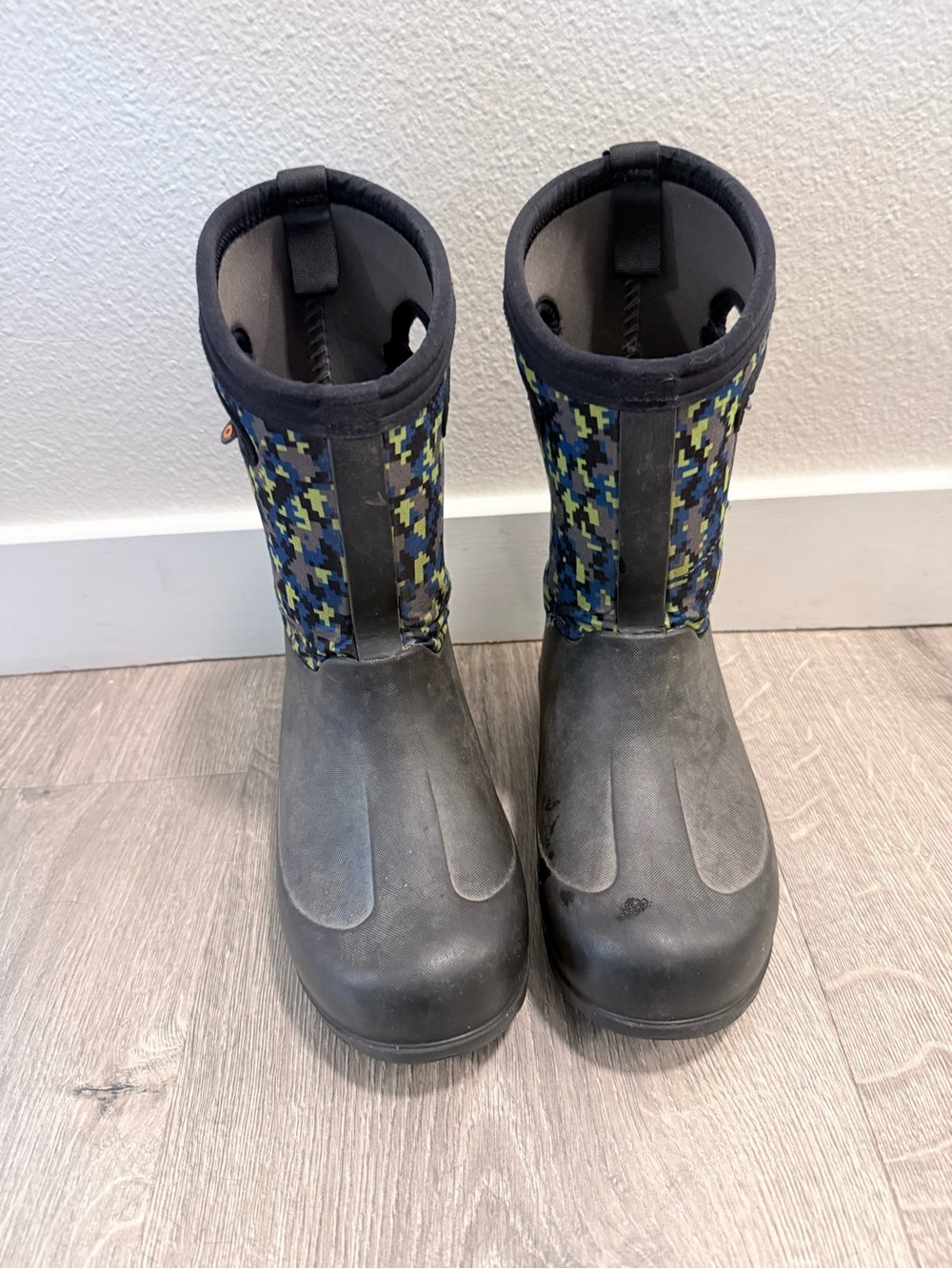 Bogs kids Waterproof Rain Boots in Black and Blue Camouflage - Picture 2 of 9